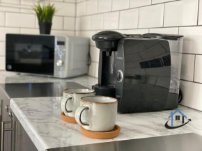 Acaster House, x4 rooms with en-suites x1 room private bathroom, street parking, close to train station